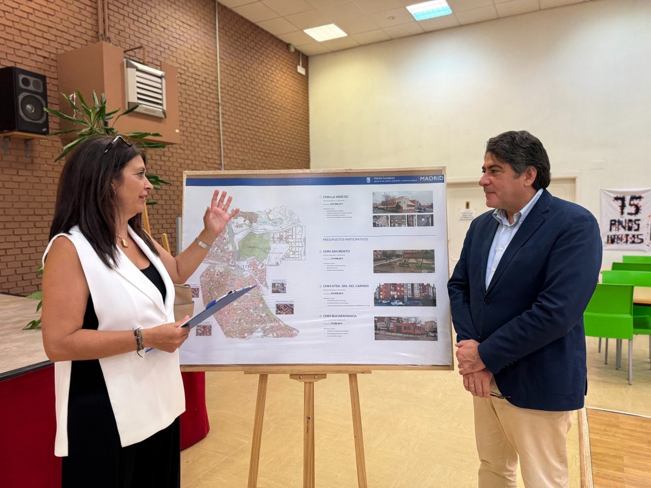 El concejal del distrito, David Pérez, presentando los detalles del plan de actuaciones de mejora y conservación en el Centro Municipal de Mayores La Merced